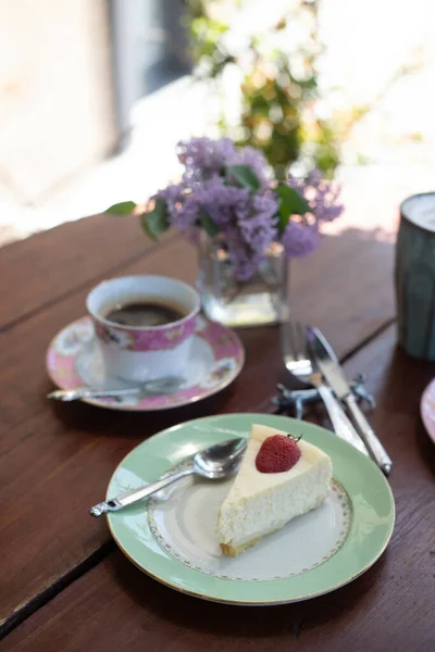 Tiro Vertical Pedaço Cheesecake Com Morango Mesa Com Uma Xícara — Fotografia de Stock