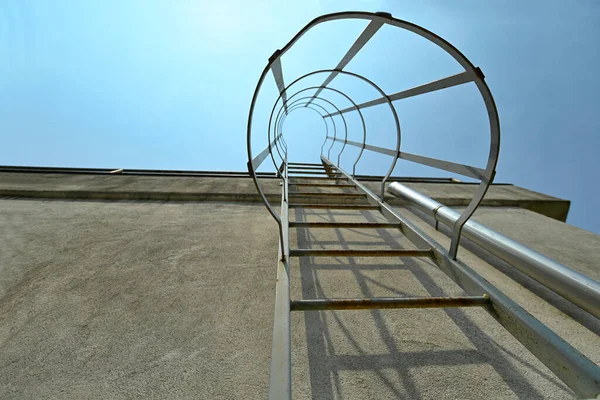 Низкий Угол Металлической Лестницы Бетонной Стене Голубым Небом — стоковое фото