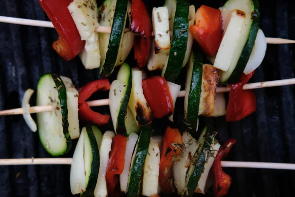 Een Top Uitzicht Van Gekruide Grostes Spiesen Toebereiding Een Grill — Stockfoto