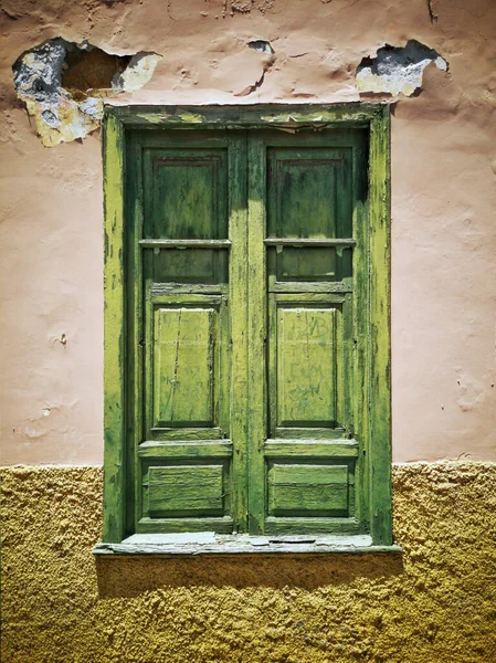 Eine Vertikale Aufnahme Eines Grünen Holzfensters Einer Beschädigten Wand — Stockfoto