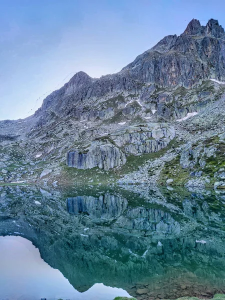 Μια Όμορφη Φωτογραφία Της Λίμνης Στο Aiguestortes Estany Του Εθνικού — Φωτογραφία Αρχείου