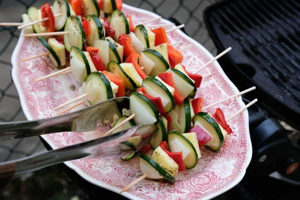 Tiro Ângulo Alto Verduras Temperadas Espetos Uma Chapa Perto Uma — Fotografia de Stock