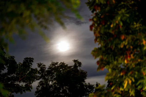 雲に覆われた満月の美しい景色 — ストック写真