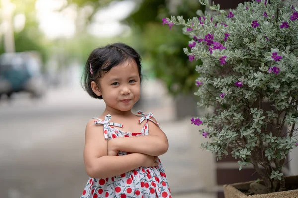 Улыбающаяся Маленькая Азиатка Скрещенными Руками Саду — стоковое фото