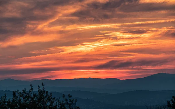 Fantastisk Solnedgångslandskap Med Orange Lila Molnig Himmel — Stockfoto