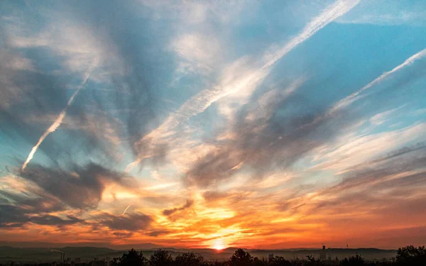 Vacker Utsikt Över Dramatisk Molnig Solnedgång Himmel Över Fältet — Stockfoto