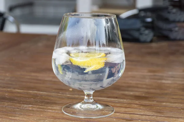 Eine Nahaufnahme Aus Klarem Glas Mit Gin Tonic Und Einer — Stockfoto
