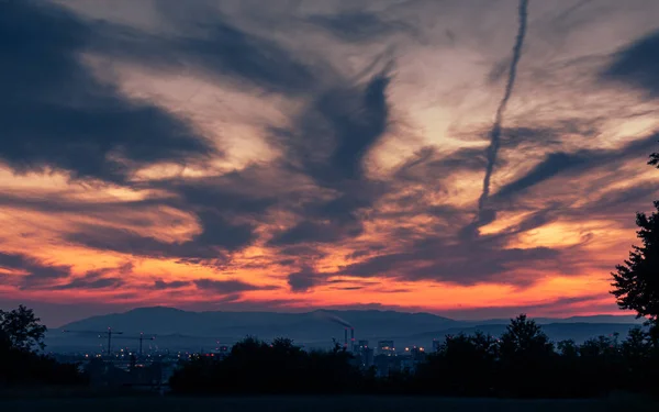 Ohromující Scenérie Západu Slunce Oranžovo Fialovou Oblačnou Oblohou — Stock fotografie