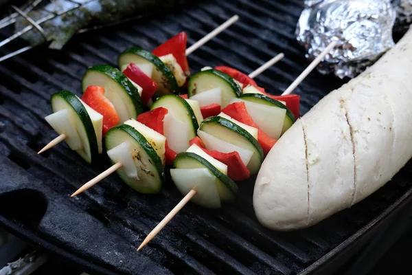 Duże Ujęcie Kąta Przyprawionych Warzyw Szaszłykach Gotowania Chleba Grillu — Zdjęcie stockowe