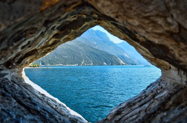 Elmas Şekilli Bir Mağaradan Görünen Deniz Manzarası — Stok fotoğraf