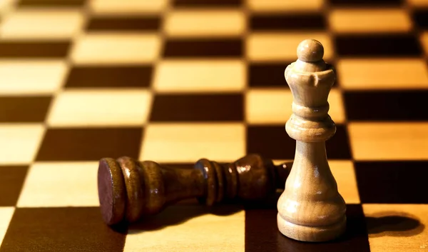 White Queen Stands Chessboard Front Defeated Black King — Stock Photo, Image