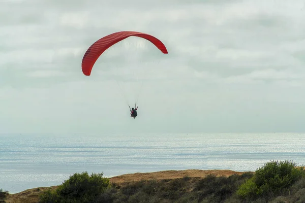 Csodálatos Látvány Ahogy Egy Siklóernyő Repül Óceán Felett — Stock Fotó