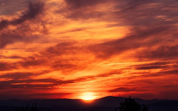 Fantastisk Solnedgångslandskap Med Orange Lila Molnig Himmel — Stockfoto