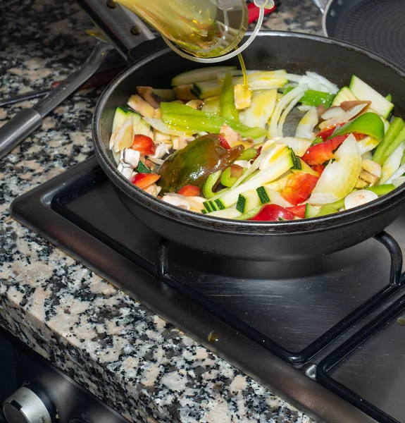 Närbild Bild Olja Som Hälls Fajita Grönsaker Panna — Stockfoto