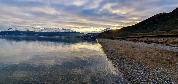 Krajina Pobřeží Obklopená Jezerem Skalnatými Horami Pod Slunečním Světlem — Stock fotografie