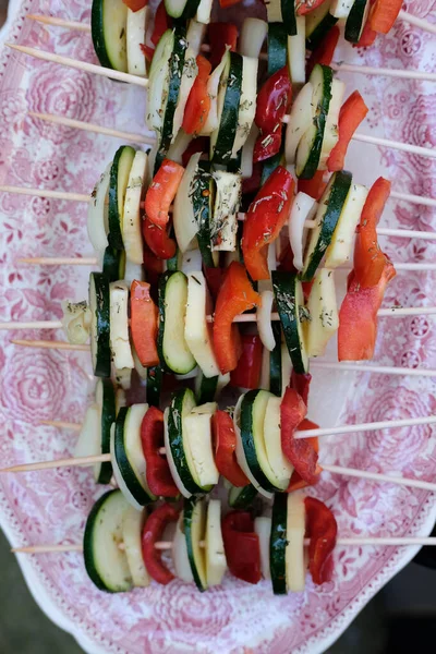 Una Vista Superior Verduras Sazonadas Pinchos Plato —  Fotos de Stock