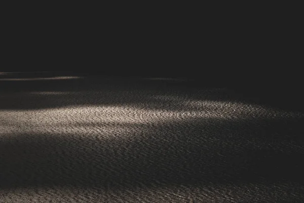 Eine Sandlandschaft Unter Sonnenlicht Und Wolkenschattierungen Perfekt Für Tapeten — Stockfoto