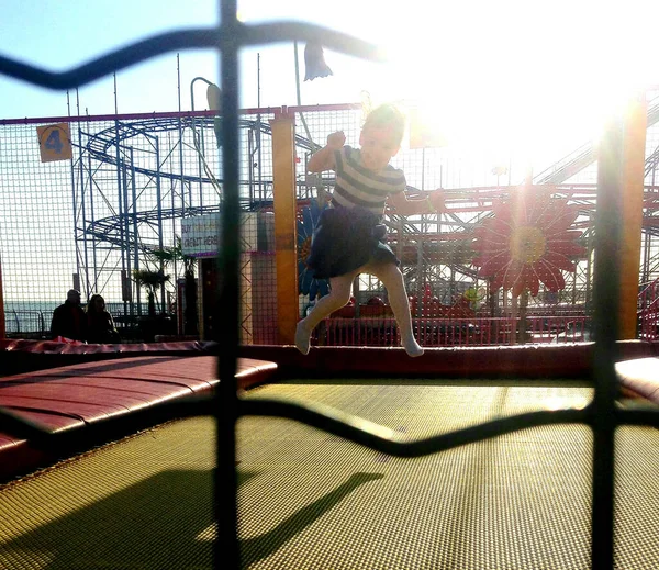 Ein Kind Springt Auf Einem Spielplatz — Stockfoto