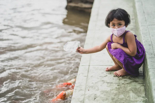 Ein Kleines Asiatisches Mädchen Mit Gesichtsmaske Füttert Japanische Koi Teich — Stockfoto