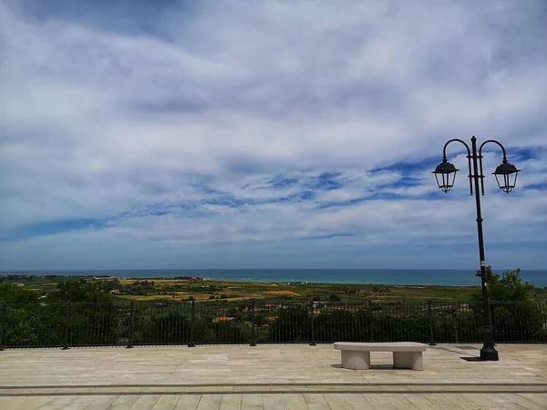 Uma Vista Panorâmica Banco Vazio Uma Lâmpada Rua Parque Campomarino — Fotografia de Stock