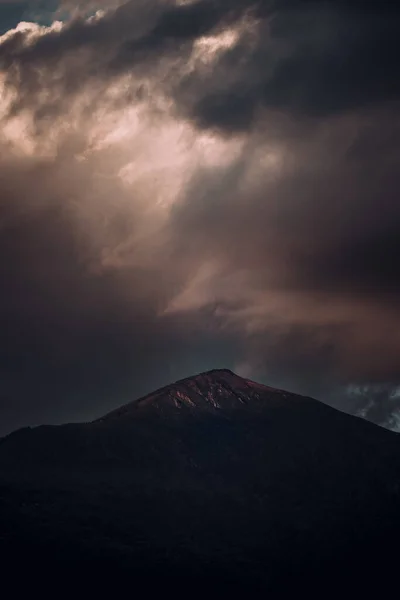 Tiro Vertical Uma Colina Rochosa Sob Céu Tempestuoso Noite Perfeito — Fotografia de Stock