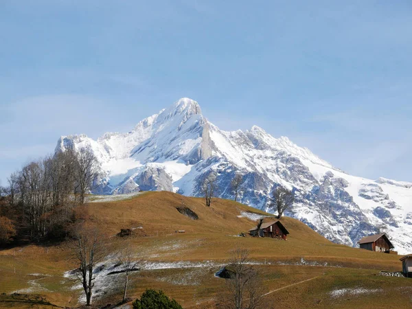 Una Vista Panorámica Pequeñas Casas Una Colina Con Una Montaña —  Fotos de Stock