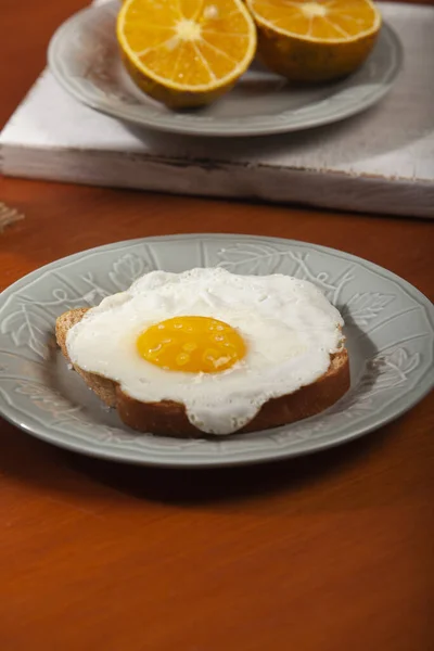 Œuf Frit Avec Pain Grillé Des Oranges Coupées Sur Les — Photo