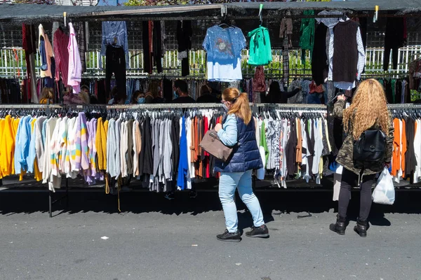 Plasencia スペイン 2021年3月23日 ストリートマーケットの屋台で服を購入する2人の女性のクローズアップショット — ストック写真