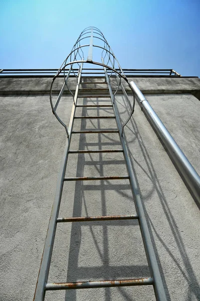Vertical Low Angle Metal Escape Ladder Concrete Wall Blue Sky — Stock Photo, Image
