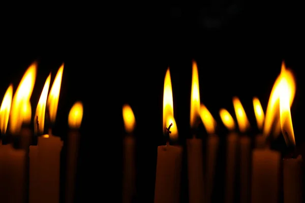 Tiro Close Uma Linha Velas Acesas — Fotografia de Stock