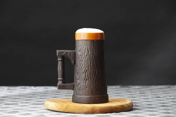 Una Taza Grande Cerveza Negra Tablero Madera Sobre Mesa — Foto de Stock