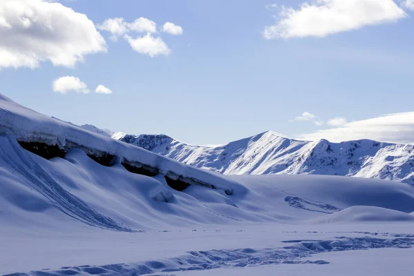 冬の晴れた日にジョージア州グドーリの雪の山の風景の美しい景色 — ストック写真