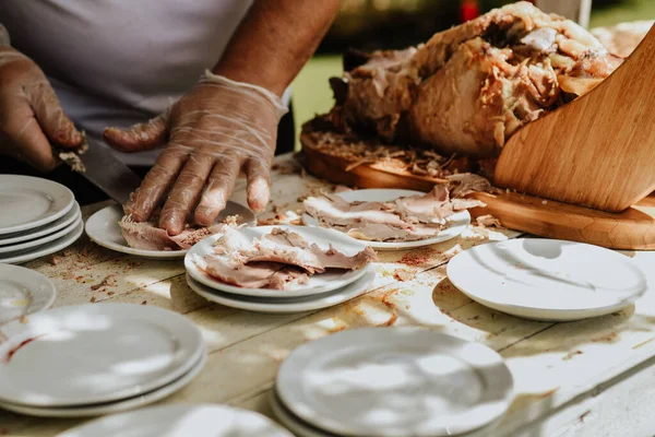 Een Ober Serveert Geroosterde Poot Aan Evenement Gasten — Stockfoto