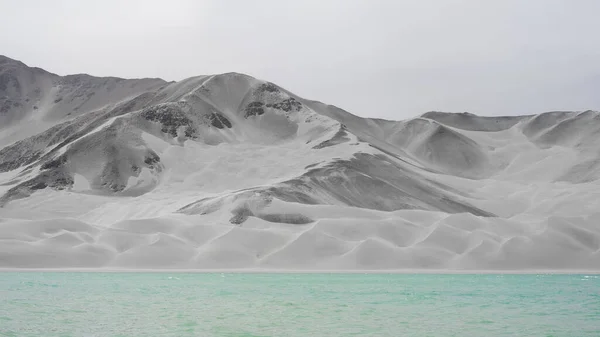 Disparo Del Desierto Atacama Con Hermosas Aguas Azules Montañas Arena —  Fotos de Stock