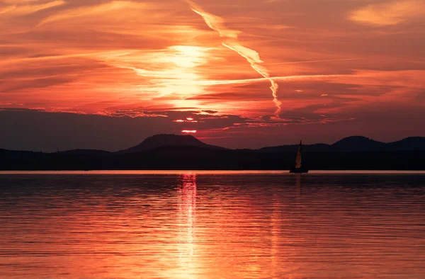 Uma Vista Hipnotizante Céu Nublado Brilhante Sobre Lago Nascer Sol — Fotografia de Stock