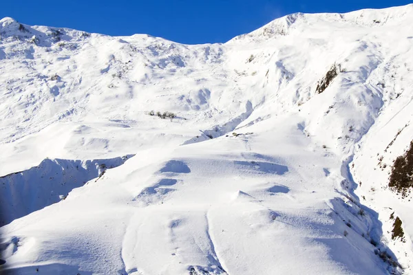 冬季阳光明媚的一天 佐治亚州古都里雪山的美丽风景 — 图库照片