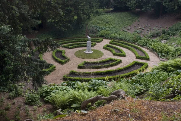 Hermoso Jardín Con Plantas Decorativas Forma Circular Una Estatua Cordero —  Fotos de Stock