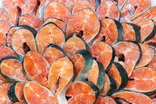 Ένα Κοντινό Πλάνο Του Σολομού Μπριζόλες Ψαριών Προς Πώληση — Φωτογραφία Αρχείου