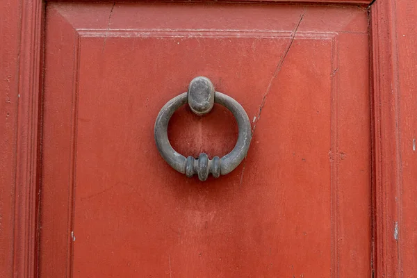 赤い木製のドアのドアのノッカーのクローズアップショット — ストック写真