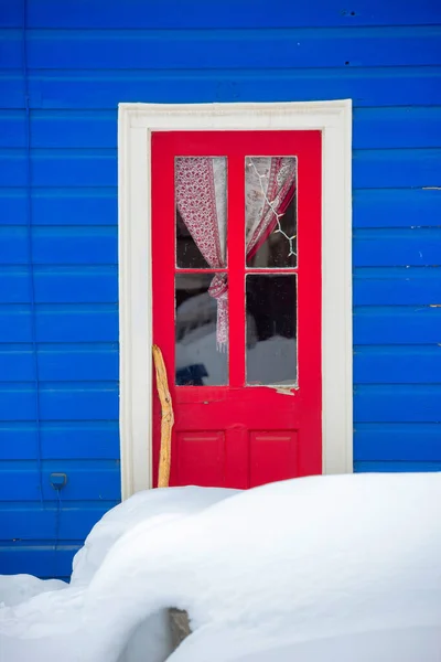 Röd Dörr Trä Med Fönster Blå Vägg Med Snö Mot — Stockfoto