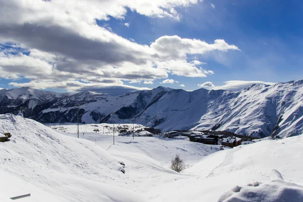 Een Prachtig Uitzicht Besneeuwde Berglandschappen Gudauri Georgia Een Zonnige Dag — Stockfoto