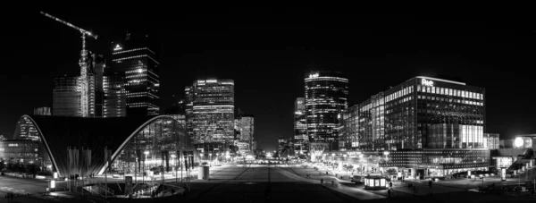 Eine Panorama Graustufenaufnahme Städtischer Gebäude Der Nacht — Stockfoto