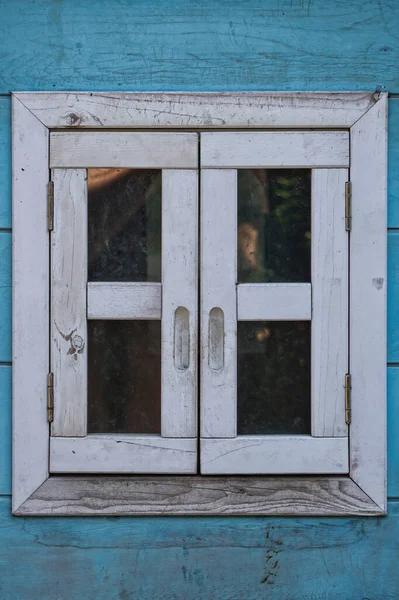 Крупный План Сине Белого Деревянного Окна — стоковое фото