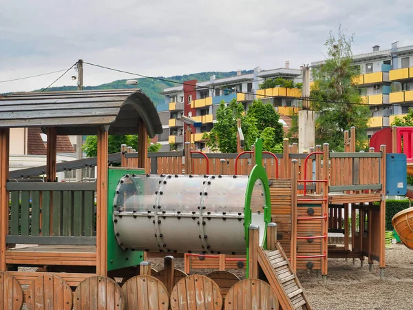 Ein Leerer Spielplatz Mit Geräten Der Nähe Eines Mehrfamilienhauses — Stockfoto