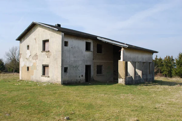 Uma Casa Branca Abandonada Meio Campo Wollseifen Parque Nacional Eifel — Fotografia de Stock