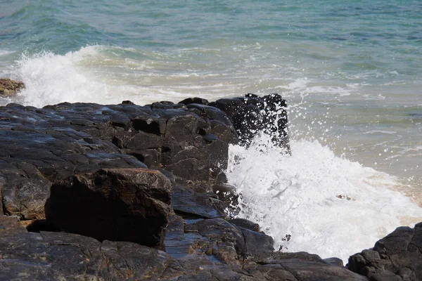 在阳光灿烂的日子里 在悬崖边的海面上看到了令人叹为观止的泡沫浪花 — 图库照片