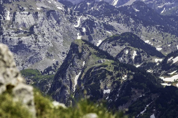 Die Felsigen Berggipfel Grünen — Stockfoto