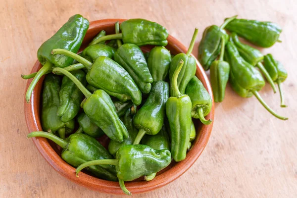 Ovanifrån Hög Med Färska Gröna Padron Paprika Brun Skål Och — Stockfoto