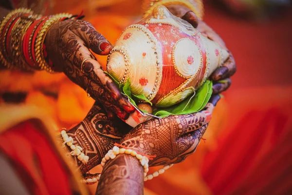 Руки Двох Індійських Жінок Які Носять Традиційну Дерев Яну Круглу — стокове фото