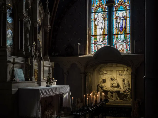 Krásný Záběr Oltář Kostela Zapálenými Svíčkami — Stock fotografie